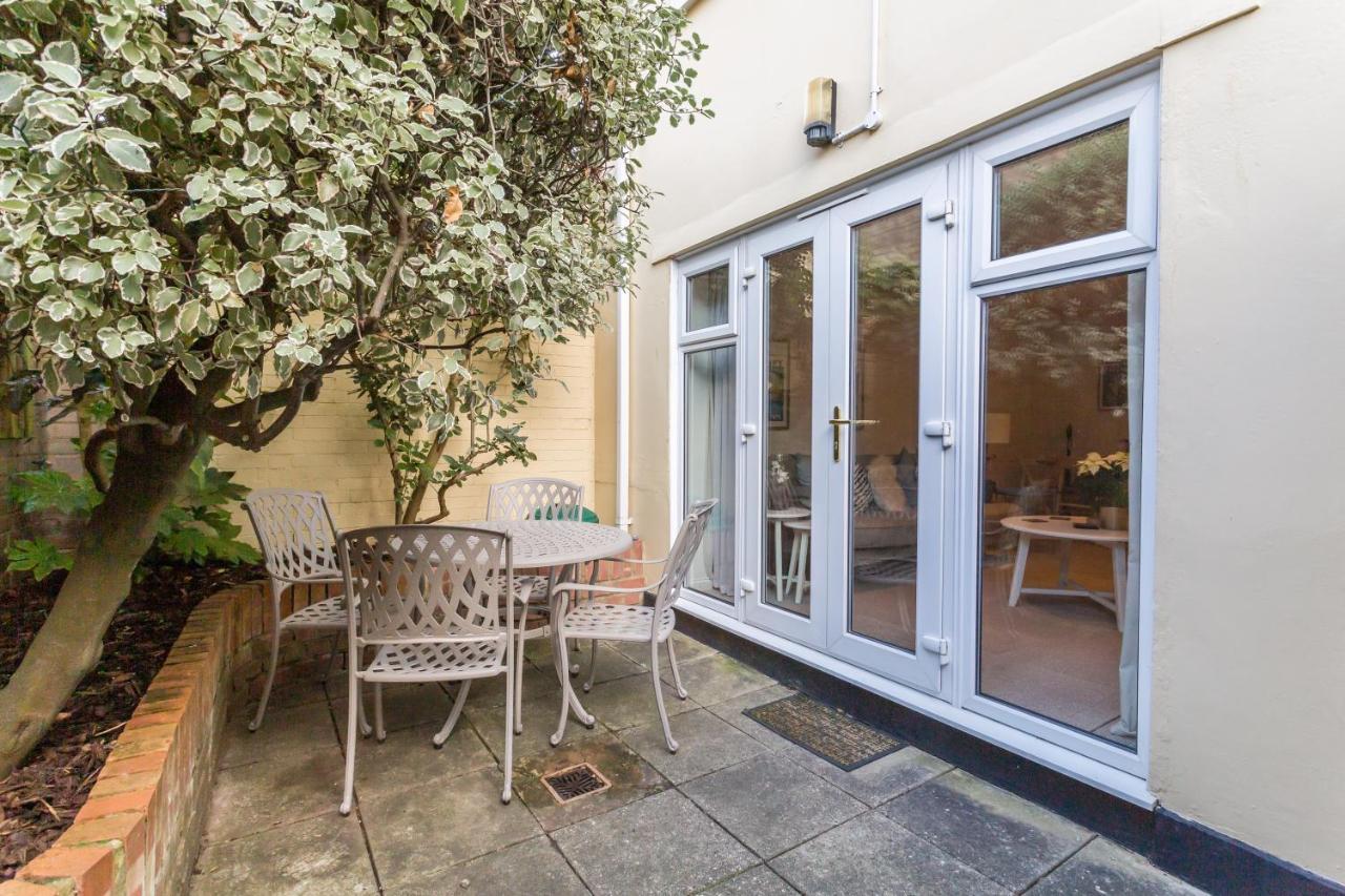 Modern Mews House With Free Parking Space, And Patio By Huluki Sussex Stays Hove Exterior foto